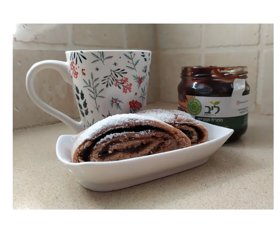 רולדת תמרים מקמח כוסמין 70% עם ממרח תמרים של ליב