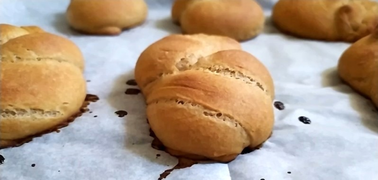 ככה תכינו לחמניות כוסמין ביתיות לסנדויץ.