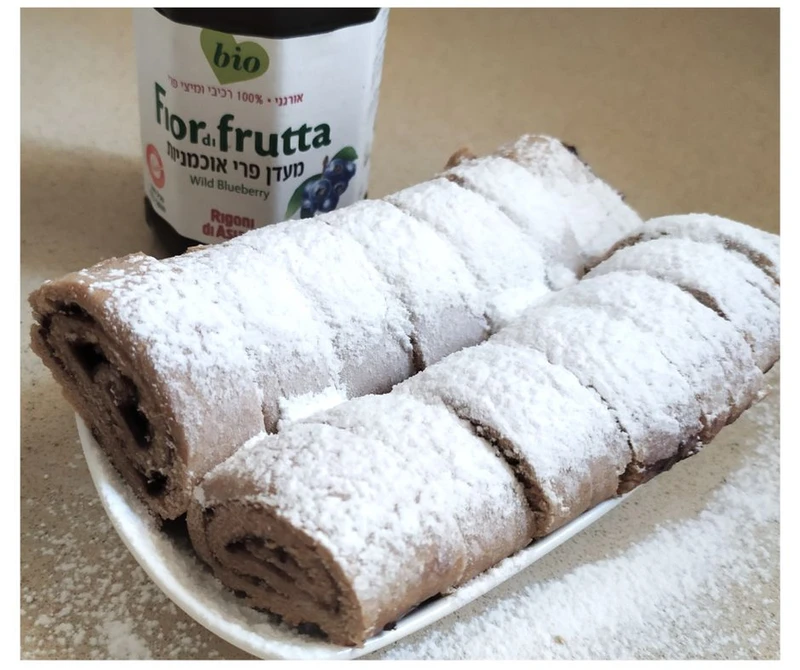 סוד האפייה המוצלחת עם קמח כוסמין טמון בלישה עדינה! גלו מדוע לישת יתר עלולה לפגוע במרקם, ואיך להכין בצק פריך ומושלם כמו זה של מגולגלות ריבת האוכמניות המדהימות.