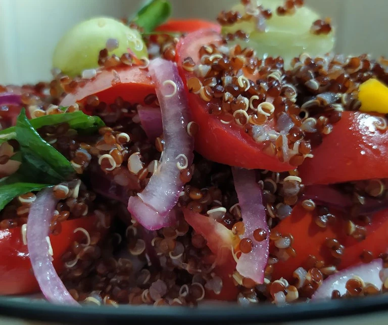 הכירו את הקינואה שתגרום לכם לאהוב אותה מחדש, עם כל הייתרונות הבריאותיים שבה בשילוב הטעם המרענן