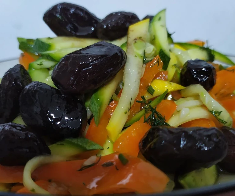 לפעמים כל מה שצריך זה נגיעה של קלילות ואלגנטיות בצלחת – וסלט קישואים מוחמצים עם זיתי טאסוס הוא בדיוק זה.