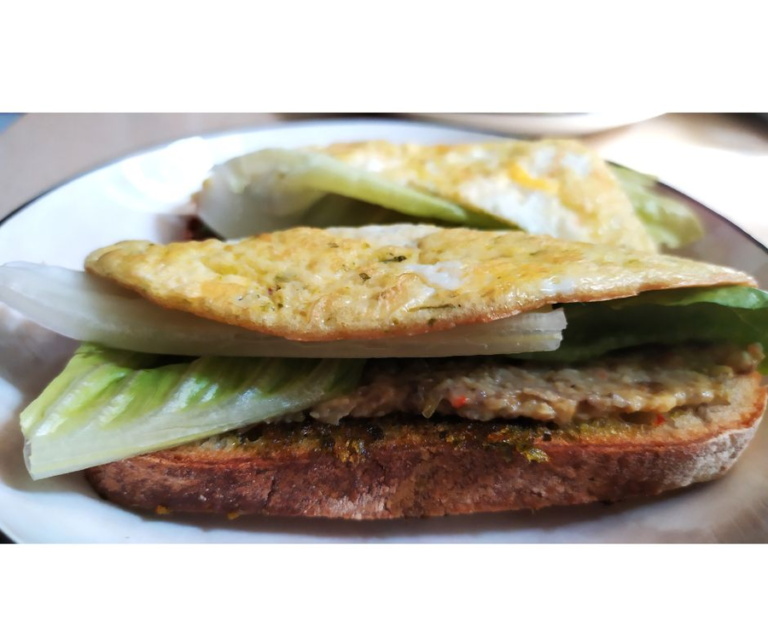 אם חששתם לאכול קטניות בגלל נפיחות או כאבי בטן, הכירו את המאש – שעועית קטנה וקלה לעיכול, עשירה בחלבון וסיבים. הכתבה הזו מראה איך להפוך אותה לממרח טעים וקרמי שיככב על ברוסקטה, וישולב עם חביתה מפנקת. נלמד איך לבשל את המאש למרקם "אל דנטה", כדי שהמנה תישאר קריספית ונעימה. זו הדרך המושלמת ליהנות מהטוב שבקטניות, בלי שום פשרה על טעם או נוחות.