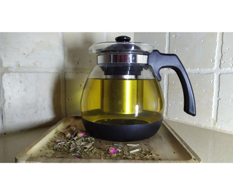 המציאות המורכבת גובה מאיתנו מחיר של מתח וחרדה, אבל ישנו פתרון טבעי ופשוט: חליטות צמחים. הכתבה הזו חושפת את הכוחות המרגיעים של קמומיל, מליסה ופסיפלורה, ומלמדת איך להכין אותן בקלות כדי להשיב לעצמנו את השלווה. את כל החליטות הללו ונוספות תוכלו למצוא בחנויות **זמורה אורגני**, שם תוכלו גם להתייעץ עם הנטורופתים שלנו ולקבל הכוונה מקצועית.