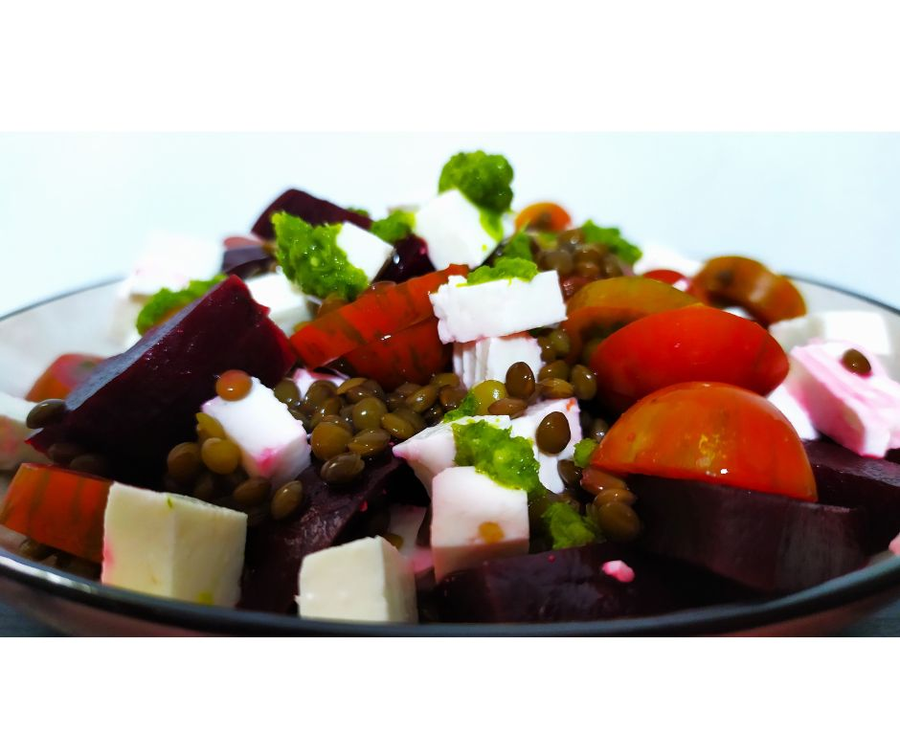 אתם אוהבים את היתרונות הבריאותיים של קטניות, אבל חוששים מהתחושה המכבידה בבטן? הגיע הזמן לגלות את העדשים השחורות האורגניות של זמורה אורגני, שמסירות את החשש ומאפשרות ליהנות מכל הטוב שבקטניות. העדשים השחורות קלות יותר לעיכול ומלאות בחלבון וסיבים. עם טכניקות בישול חכמות כמו השרייה מוקדמת, והשילוב הנכון עם ירקות מרעננים כמו עגבניות וסלק, הן הופכות לסלט קיץ קליל ואוורירי. בזמורה אורגני תמצאו את העדשים השחורות שיאפשרו לכם לחזור ליהנות מקטניות בביטחון ובכיף!