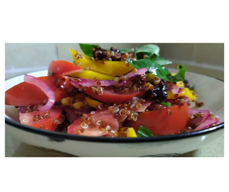 הקיץ הוא הזמן המושלם לסלטים קלילים, צבעוניים ומזינים, וסלט הקינואה האדומה הזה הוא בדיוק מה שאתם צריכים. הוא משלב את הטעמים האגוזיים של הקינואה, את החמיצות-מתיקות של החמוציות, את החריפות העדינה של הבצל ואת הטריות של עלי הבזיליקום.