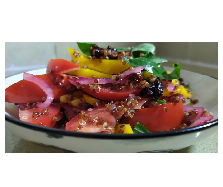 הקיץ הוא הזמן המושלם לסלטים קלילים, צבעוניים ומזינים, וסלט הקינואה האדומה הזה הוא בדיוק מה שאתם צריכים. הוא משלב את הטעמים האגוזיים של הקינואה, את החמיצות-מתיקות של החמוציות, את החריפות העדינה של הבצל ואת הטריות של עלי הבזיליקום.