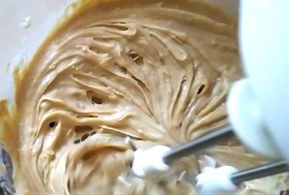 מי אמר שקינוחים מושחתים לא יכולים להיות בריאים יותר? בואו לגלות את סוד הקרם החדש שישנה את כל מה שחשבתם על פטיסייר: קרם פטיסייר על בסיס אלולוז בתוספת חמאת פיסטוק. הקרם הזה הוא התגשמות חלום לכל חובב מתוקים, והוא מוכיח שאין צורך להתפשר על טעם או מרקם.