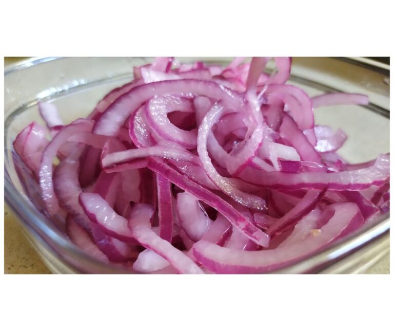 מאמר זה מציג פתרון חכם וטעים לשמירת בצל חתוך במקרר: החמצה מהירה. במקום לזרוק בצל שנותר, ניתן להחמיץ אותו בקלות עם מיץ לימון או חומץ ומלח. תהליך זה מאריך את חיי המדף של הבצל, משפר את טעמו והופך אותו לתוספת נהדרת למגוון מנות. המאמר כולל מתכון פשוט וקל להכנת בצל מוחמץ מהיר.