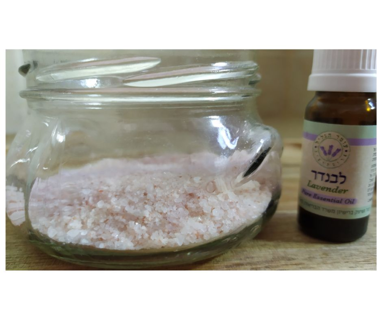 כשמציאות החיים בישראל עמוסה במתח וחרדה, חשוב למצוא דרכים טבעיות להרגעה. הכתבה הזו מציגה פתרון פשוט ויעיל: שימוש בשמנים אתריים כמו לבנדר, ברגמוט וילנג-ילנג. תלמדו איך להשתמש בהם בשיטה ביתית וקלה במיוחד, בעזרת מלח אטלנטי, כדי ליצור אווירה רגועה ושלווה בביתכם. את כל השמנים האתריים ורבים נוספים תוכלו למצוא בחנויות **זמורה אורגני**, שם גם תוכלו להתייעץ עם הנטורופתים המקצועיים שלנו. טיפ קטן שיכול לעשות שינוי גדול.