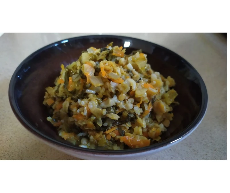 כשהסתיו מגיע והאוויר מתחיל להתקרר, הגוף שלנו מתחיל לחפש מאכלים מנחמים, חמים ומזינים. אין דבר טוב יותר מקדרת אורז עשירה, המשלבת בתוכה קטניות, עשבי תיבול וטעמים אדמתיים. קדרת האורז המלא שאני מציעה כאן היא ארוחה שלמה, מחממת וקלה להכנה, המשלבת את יתרונות האורז המלא עם עושרם התזונתי של העדשים – שילוב מושלם לאיזון ורוגע.