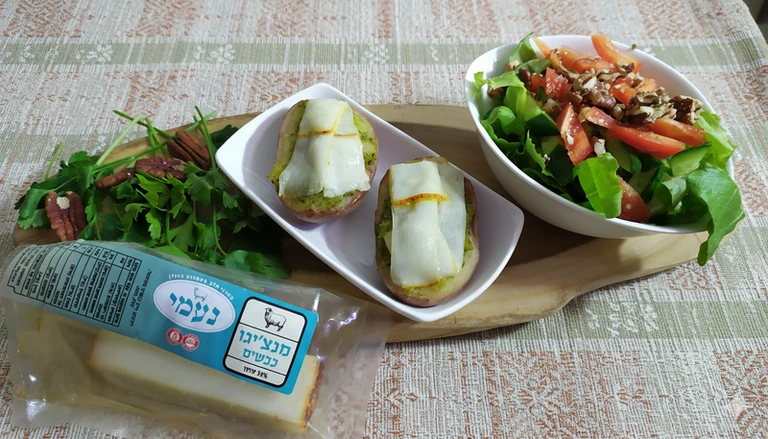 יש משהו מנחם ומספק במנת תפוח אדמה פשוטה. אני אוהבת מאוד תפוחי אדמה. הם תמיד זמינים לי בבית ותמיד טעימים. זוהי פשטות במיטבה, שמבטיחה שכל ביס יהיה מנחם ומלא טעם! אבל מה קורה כשלוקחים את הפשטות של תפוח אדמה אפוי ומשדרגים אותה עם נגיעה אלגנטיות ים-תיכונית של עשבי תיבול ומנצ'גו כבשים? כשהמנצ'גו של נעמי פוגשת את תפוח האדמה החם, הגבינה נמסה בעדינות, משחררת את שמניה וטעמיה, ויוצרת שכבה קרמית ומלוחה-חרפרפה שמחמיאה להפליא לרכות ולמתיקות העדינה של תפוח האדמה. קבלו את המתכון לשילוב המנחם והמפנק של תפוחי האדמה והמנצ'גו של נעמי.