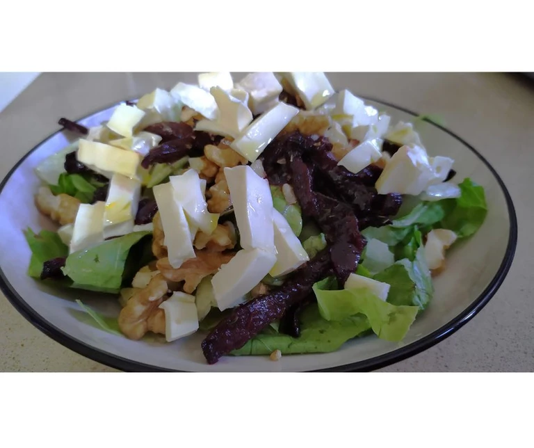 קבלו דרך חדשה ומשובחת לשלב את הירק המופלא בתפריט – סלט סלק צלוי. במקום לבשל, צולים את הסלק עם שמן זית, מלח גס ופפריקה כדי להעצים את מתיקותו. הסלק הצלוי והחמים משתלב בצורה מושלמת עם לבבות חסה פריכים, רצועות גבינת ברי עשירה ואגוזי מלך קראנצ'יים, ויוצר סלט חגיגי, מזין ומושלם כתוספת או כארוחה קלילה.