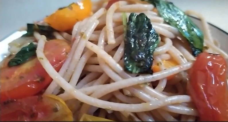 מחפשים ארוחה קלה, משביעה ומלאה בצבעים וטעמים? בכתבה תמצאו מתכון לספגטי מקמח כוסמין אורגני של הרדוף – פסטה קלה לעיכול המספקת שובע לאורך זמן. השילוב עם עגבניות שרי אורגניות בשלל צבעים ועלי בזיליקום טריים, יוצר מנה קלאסית ומהירה להכנה, שמוכיחה שפשטות היא המפתח לאוכל טעים, מזין ויפה לעין.