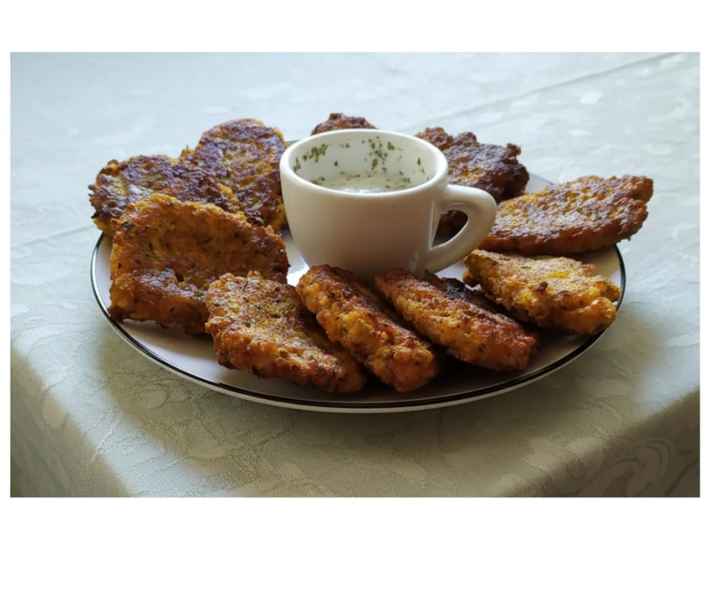 מי שחושש מגזים בעקבות אכילת קטניות חייב להכיר את העיקרון המנצח: "להקיף את הקטניות בירקות". כדי להקל על מערכת העיכול, יש להשתמש ביחס של 2/3 ירקות לעומת 1/3 קטניות במנה. עיקרון זה, המודגם במתכון לקציצות עדשים שחורות עשירות בבטטה, גזר ודלעת, מפחית את העומס על הבטן ומאפשר ליהנות מכל היתרונות התזונתיים של הקטניות – ללא תחושת כבדות.