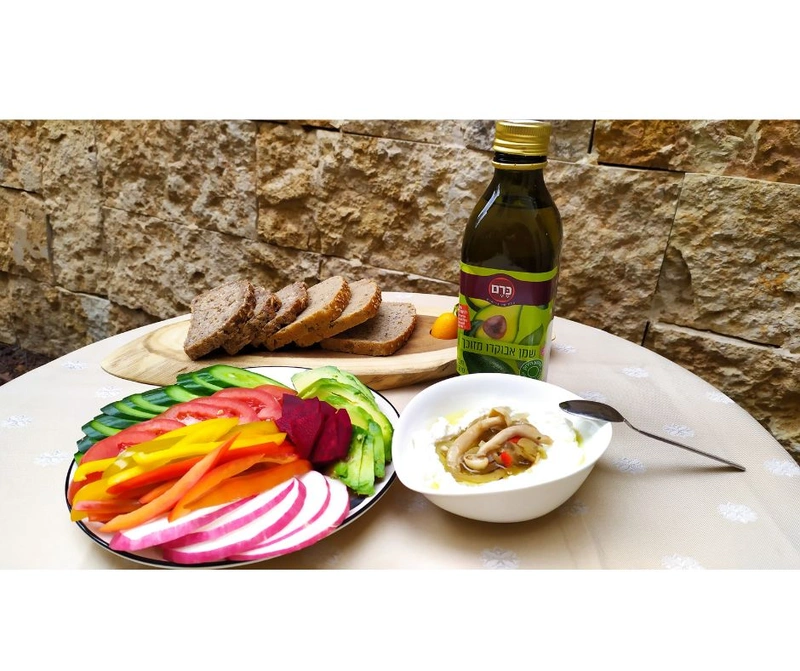 שמן אבוקדו הוא הבחירה המנצחת להקפצה וטיגון קצר. בזכות נקודת העישון הגבוהה במיוחד שלו, הוא מאפשר בישול בחום גבוה מבלי להתחמצן, וכך מקל על מערכת העיכול ושומר על מרקם וטעם המנה. שמן אבוקדו של כרם מושלם למשימה, ומבטיח שתקבלו הקפצה מדויקת, בריאה וטעימה.