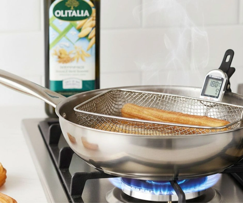 רוצים ליהנות ממנות מטוגנות (כמו בחנוכה) בלי לסבול מכבדות וספיגת שמן מוגזמת? הפתרון הוא שמן אורז מזוכך של אולאיטליה. שמן זה הוא מפתח לשיטת "טיגון ללא ספיגה" בזכות שני גורמים: נקודת עישון גבוהה מאוד שיוצרת "קרום אטימה" מהיר על המזון ומונעת חדירת שמן. הרכב ייחודי (המופק מקליפת אורז) המכיל אוריזנול, שתורם ליציבותו ולמניעת הידבקות. התוצאה: פריכות מושלמת, ספיגה מינימלית ואוכל קל יותר לעיכול.